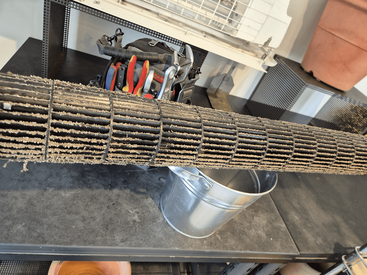 Lüfterwalze eines Innengeräts, stark verschmutzt